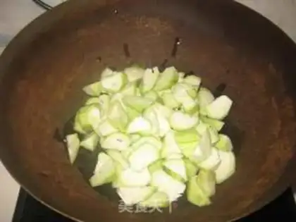 Make stir-fried oil sticks with loofah step 1
