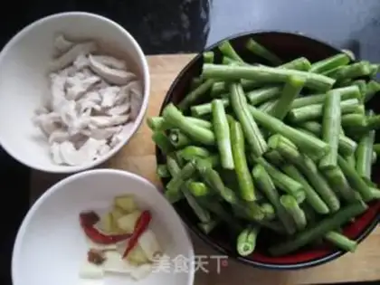 Make stir-fried pork with cowpea step 0
