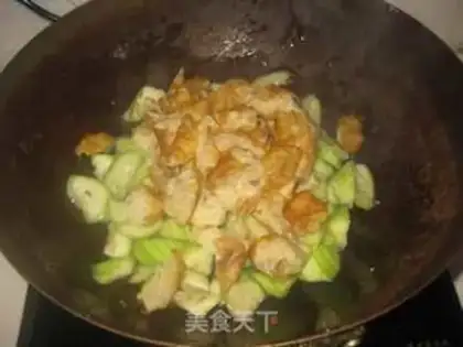 Make stir-fried oil sticks with loofah step 3
