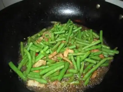 Make stir-fried pork with cowpea step 2