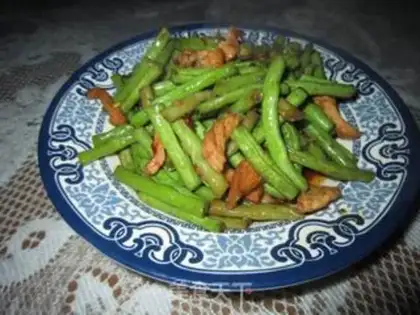 Make stir-fried pork with cowpea step 4