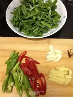 Make Fried shrimp with leeks step 1