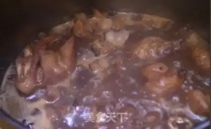 Make braised pork knuckles in red step 7