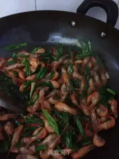 Make Fried shrimp with leeks step 6