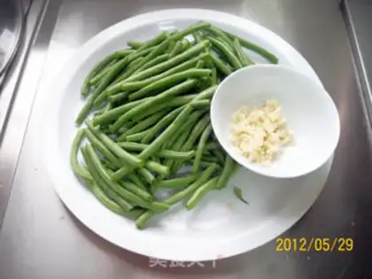 Make Garlic beans step 0
