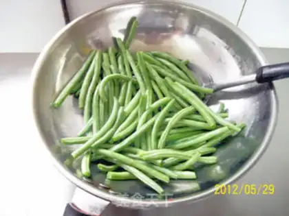 Make Garlic beans step 1