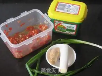 Make Spicy salmon with shredded green onion step 1