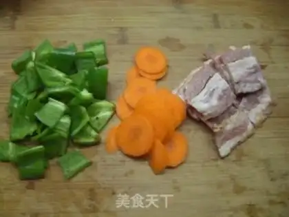 Make Dry stir-fried bacon and apricot mushroom step 1
