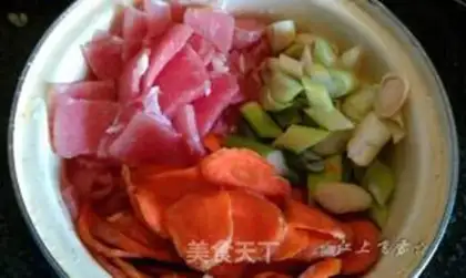 Make stir-fried melon slices with meat step 0