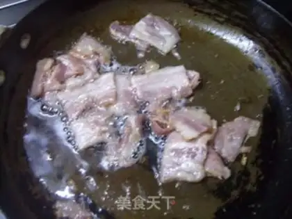 Make Dry stir-fried bacon and apricot mushroom step 3
