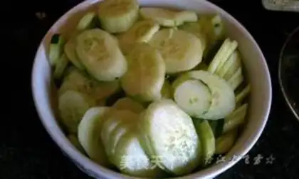 Make stir-fried melon slices with meat step 1