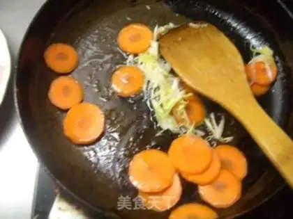 Make Dry stir-fried bacon and apricot mushroom step 5