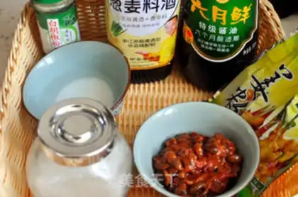 Make Eggplant noodles with diced pork step 1