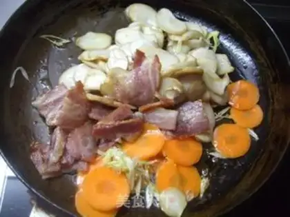 Make Dry stir-fried bacon and apricot mushroom step 6