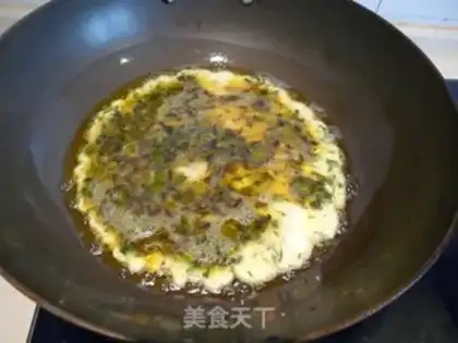 Make fried eggs with Chinese toon step 3