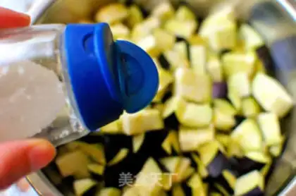 Make Eggplant noodles with diced pork step 2