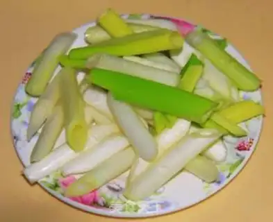 Make stir-fried chicken offal with pickled pepper step 2