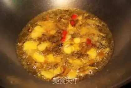 Make stir-fried chicken offal with pickled pepper step 4