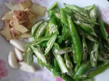 Make stir-fried duck gizzards with green pepper step 1