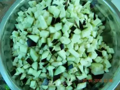 Make diced eggplant with fish flavor step 1