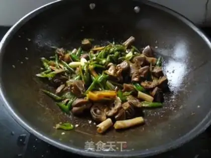 Make stir-fried duck gizzards with green pepper step 3
