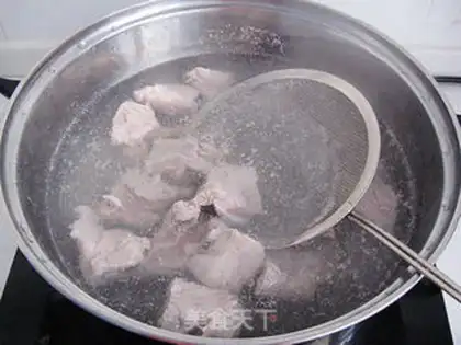 Make Sichuan-style pork ribs with potatoes step 1