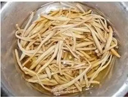 Make stir-fried fungus with day lily step 0