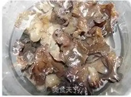 Make stir-fried fungus with day lily step 1