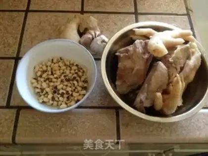 Make Pork bones, chicken feet and eyebrow bean soup step 0