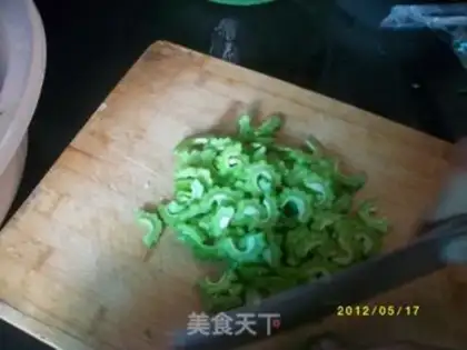 Make Scrambled eggs with bitter gourd step 1