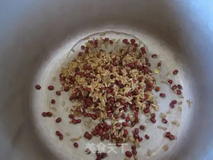 Make Lotus seeds, lily and laurel garden porridge step 2