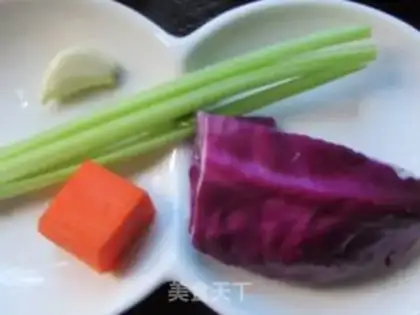 Make Cold salad with purple cabbage and corn kernels step 1