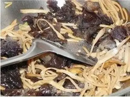 Make stir-fried fungus with day lily step 6