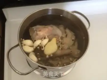 Make Pork bones, chicken feet and eyebrow bean soup step 1