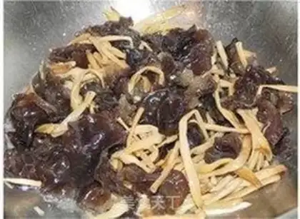 Make stir-fried fungus with day lily step 7