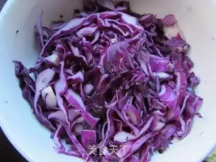 Make Cold salad with purple cabbage and corn kernels step 4