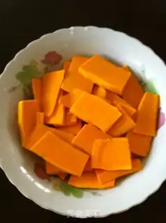 Make stir-fried pumpkin with salted egg yolk step 0