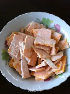 Make stir-fried pumpkin with salted egg yolk step 1