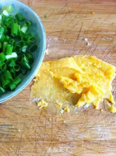 Make stir-fried pumpkin with salted egg yolk step 2