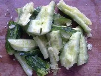 Make Cucumber mixed with black fungus step 2