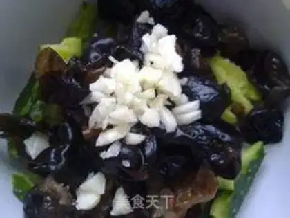 Make Cucumber mixed with black fungus step 4