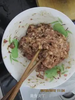 Make onion meat pie step 1