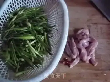 Make stir-fried pork with garlic sprouts step 0