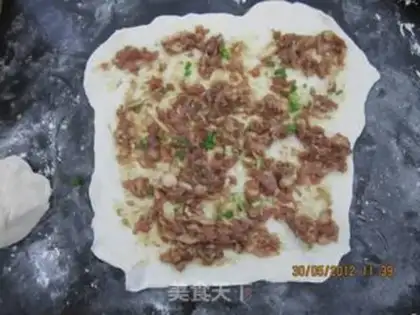 Make onion meat pie step 4