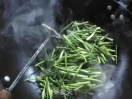 Make stir-fried pork with garlic sprouts step 2