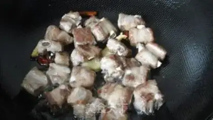 Make Braised pork ribs with dried purslane step 3