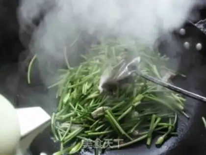 Make stir-fried pork with garlic sprouts step 3