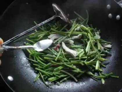 Make stir-fried pork with garlic sprouts step 4