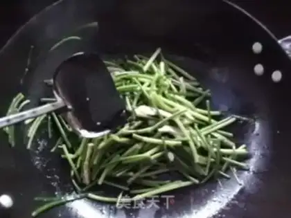 Make stir-fried pork with garlic sprouts step 5