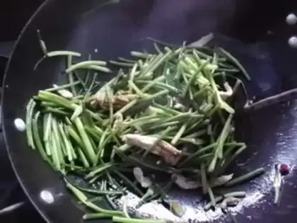 Make stir-fried pork with garlic sprouts step 6